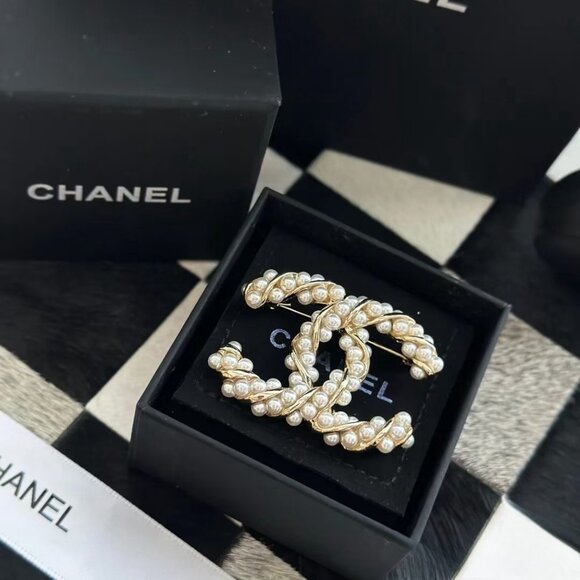 Chanel pearl brooch - Picture 5 of 8
